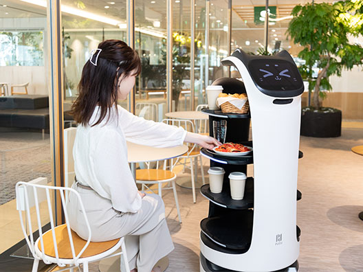 今、大注目の『配膳ロボット』飲食店の『人手不足克服』を考える。