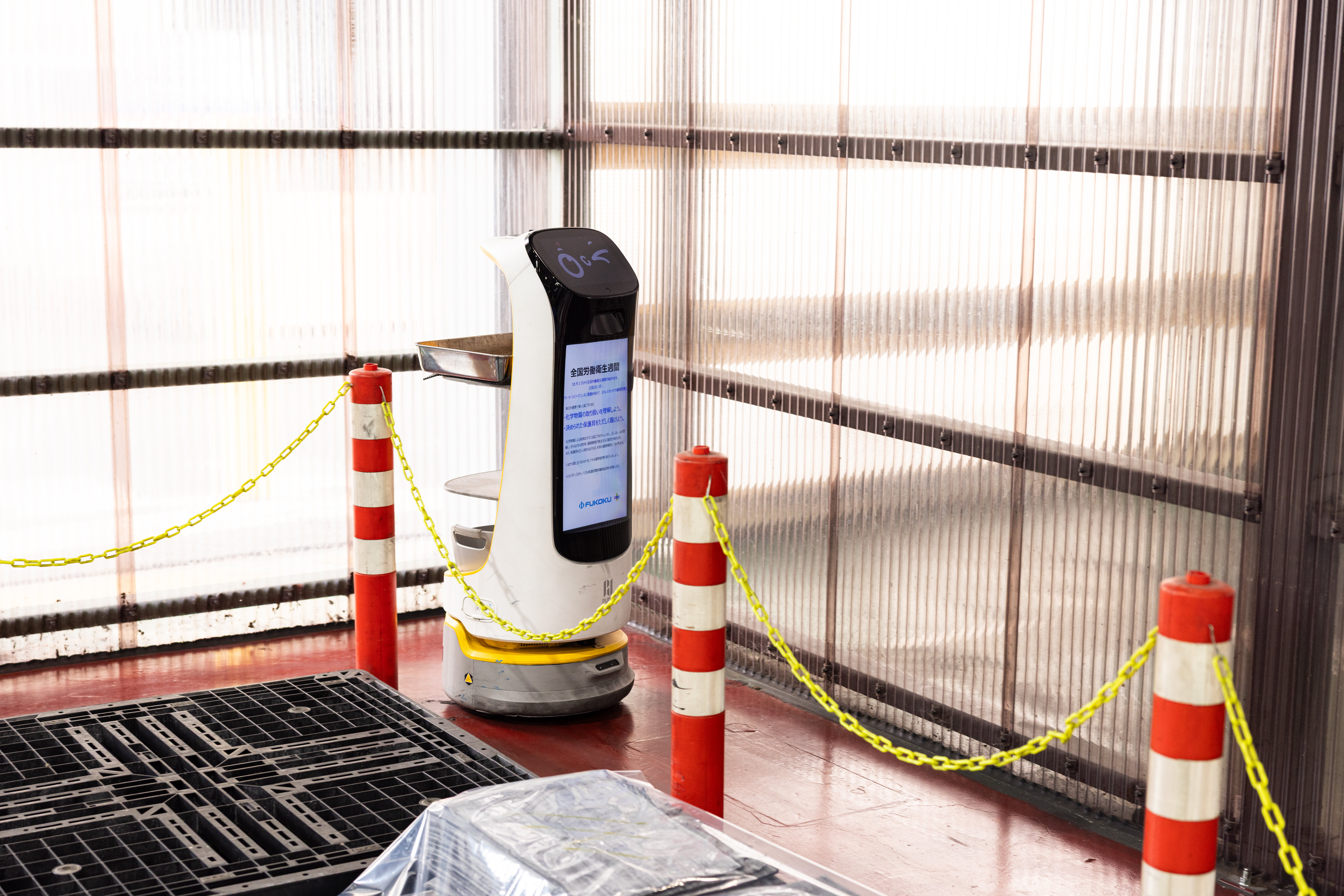 フコク群馬工場の中を走る配膳ロボットの「KettyBot Pro」