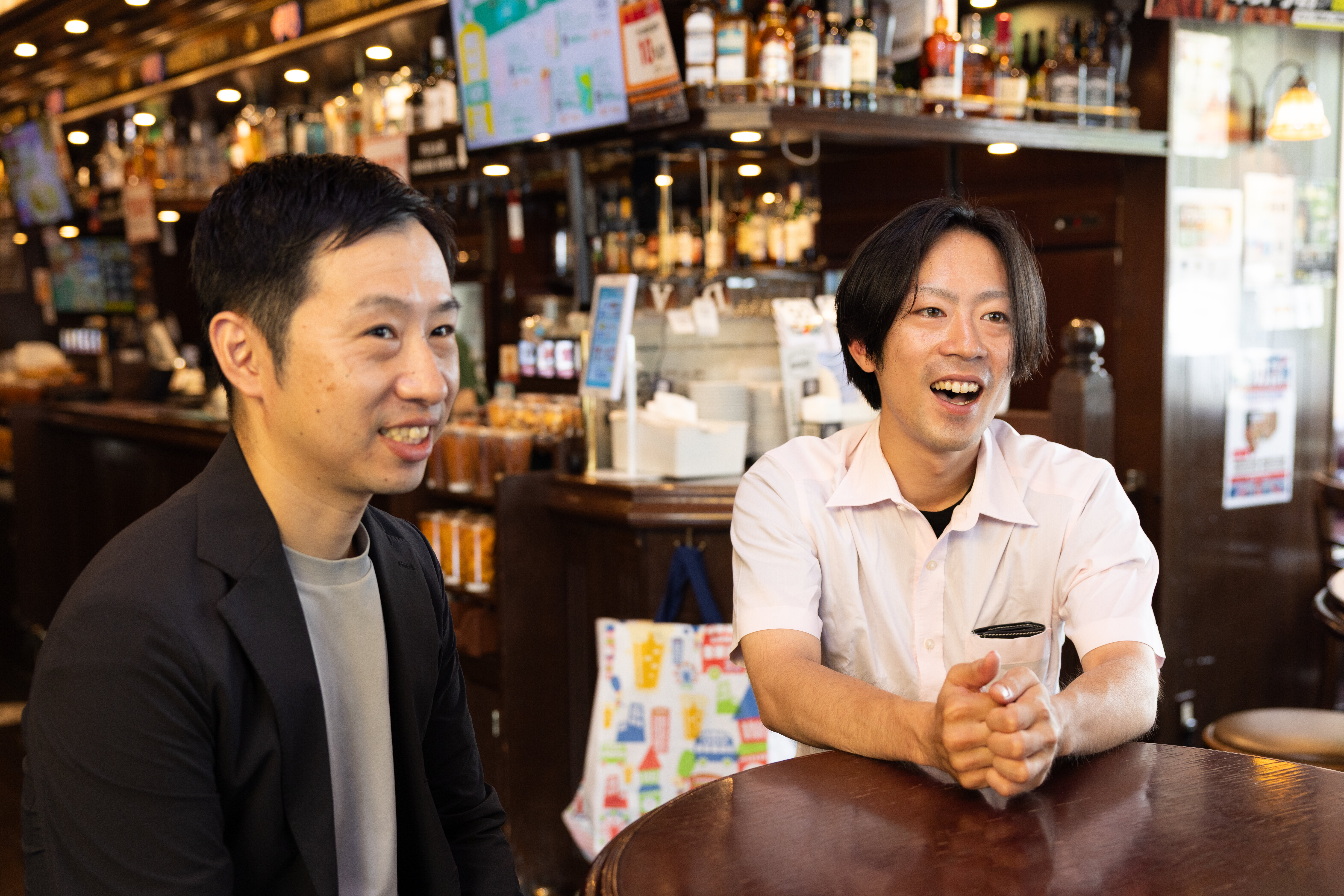 写真左は販売企画開発部の松田英作さん,写真右はラクーア店の店長の佐々木駿さん