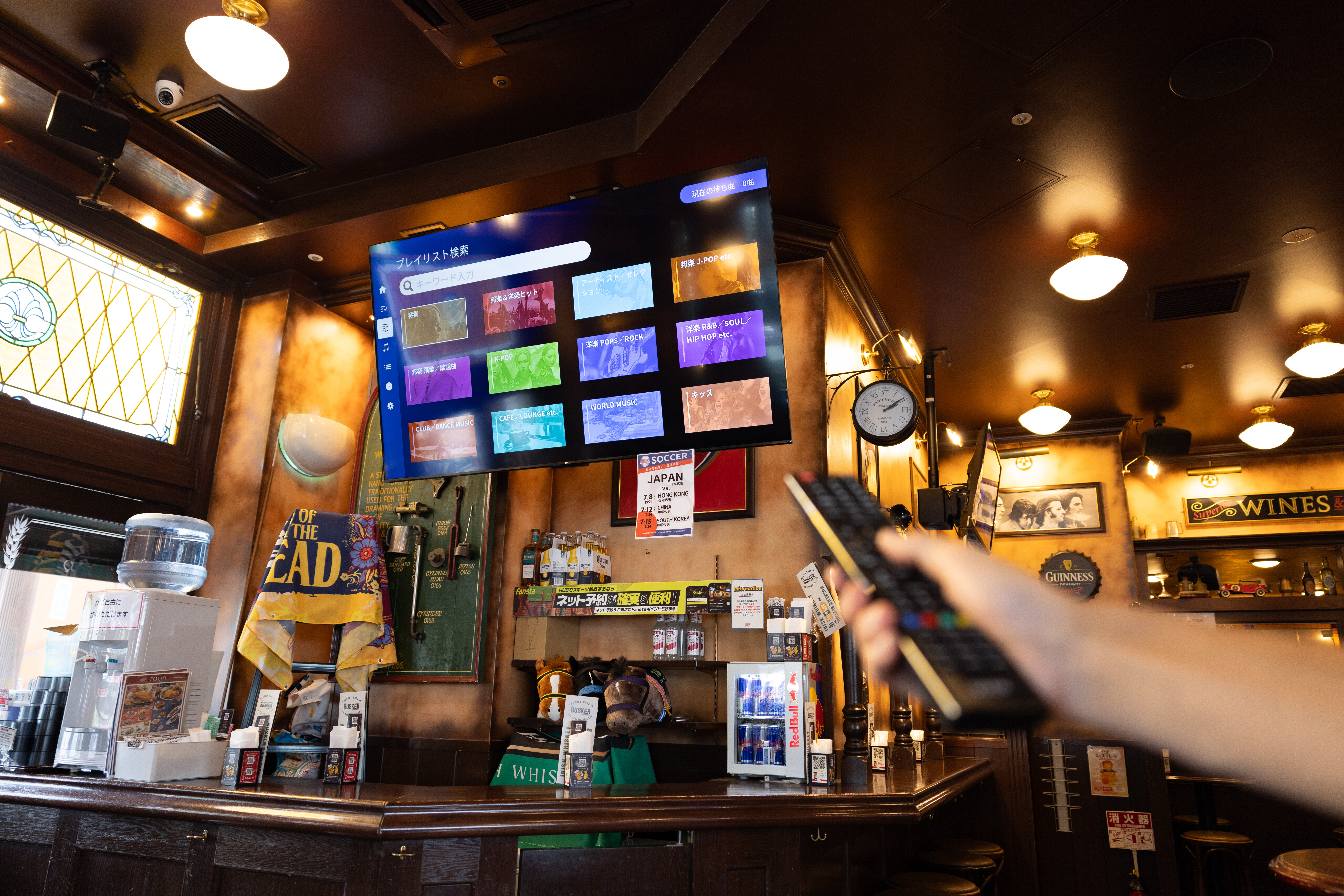 「USEN MUSIC Entertainment」をリモコンで操作している画像