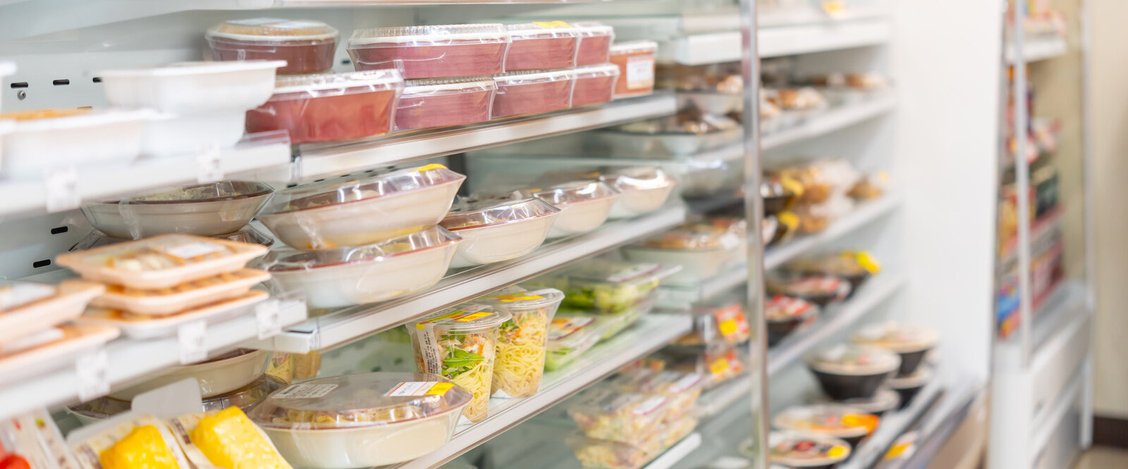 コンビニのゴミ箱への不法投棄を防ぐ！監視カメラ設置の重要性