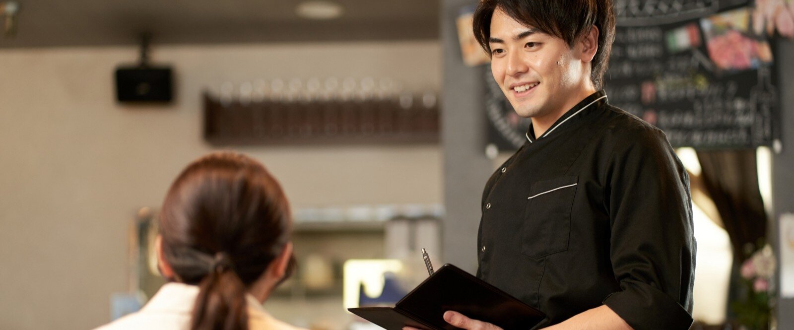 飲食店にオーダーシステムを導入するメリットは？種類や費用からおすすめのサービスまで解説