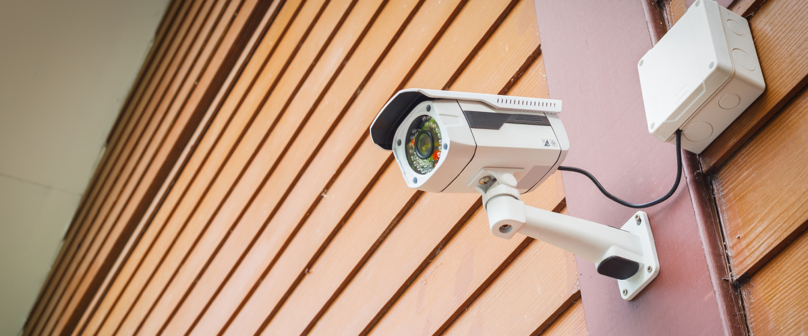屋外用防犯カメラのLAN接続とは？メリット・選び方・設置方法を解説