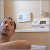 USENオリジナル・リモコンスピーカーをお風呂で楽しむ男性