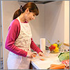 USENオリジナル・リモコンスピーカーをキッチンで楽しむ女性